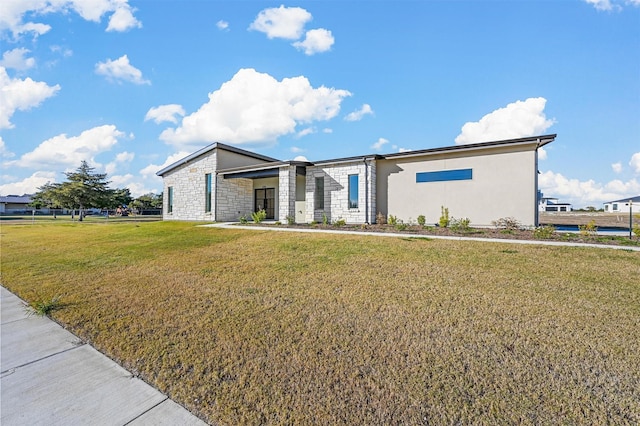 view of front of property featuring a front yard