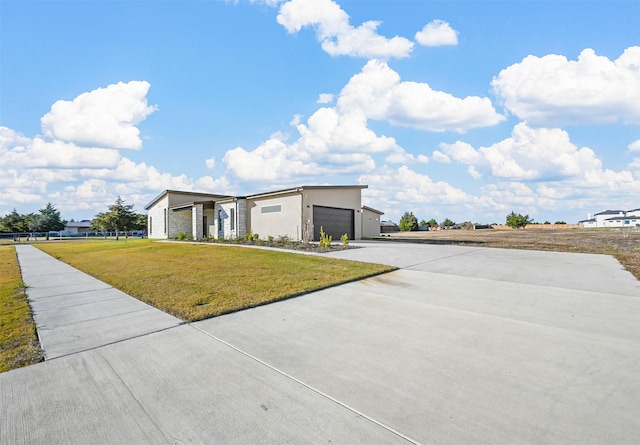 view of front facade featuring a front yard and a garage