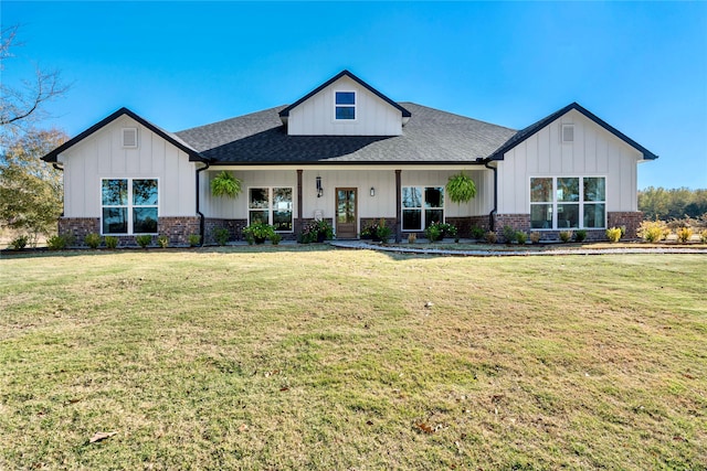 view of front facade with a front lawn