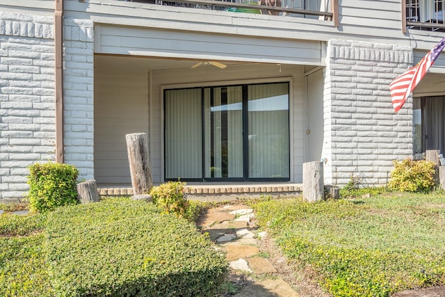 property entrance featuring ceiling fan and a balcony