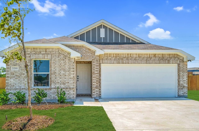 view of front facade featuring a garage and a front yard