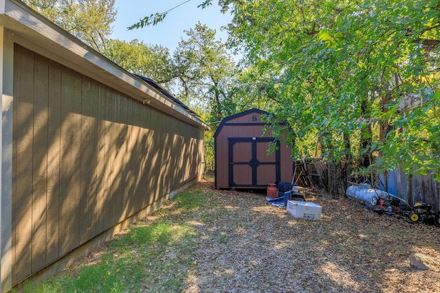 view of yard with a storage shed