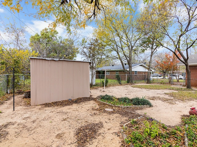 view of yard featuring a storage unit