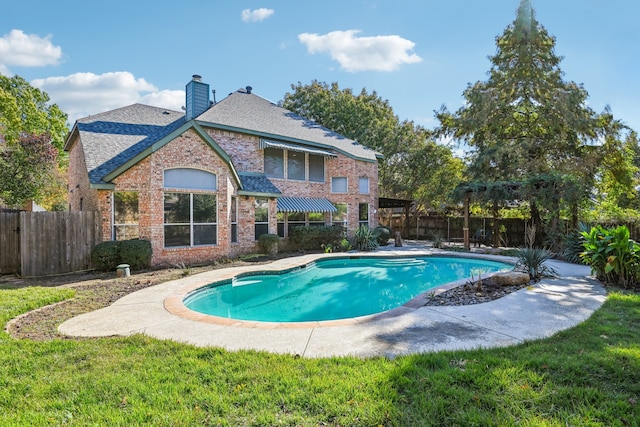 view of pool featuring a yard