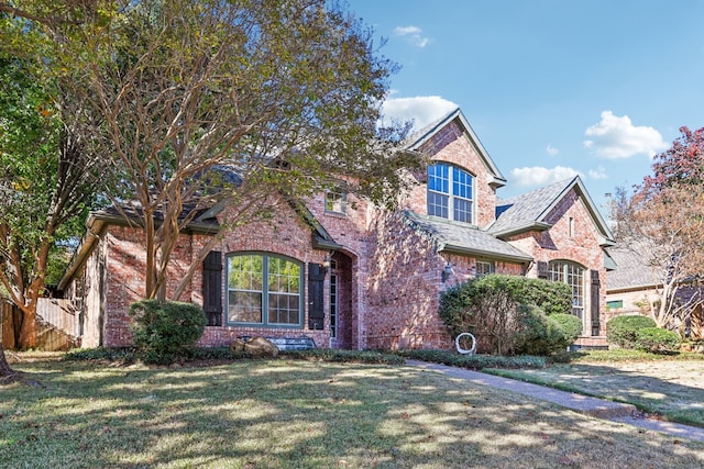 view of front of home featuring a front yard