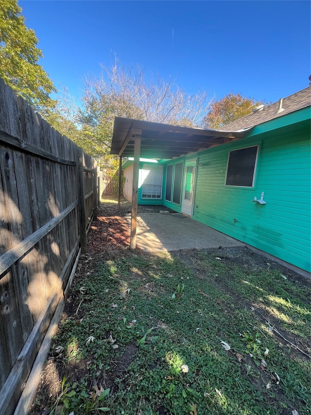 view of yard featuring a patio area