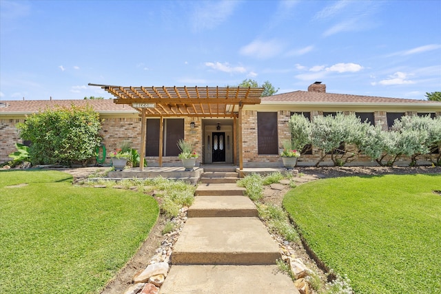 view of front of property featuring a pergola and a front lawn