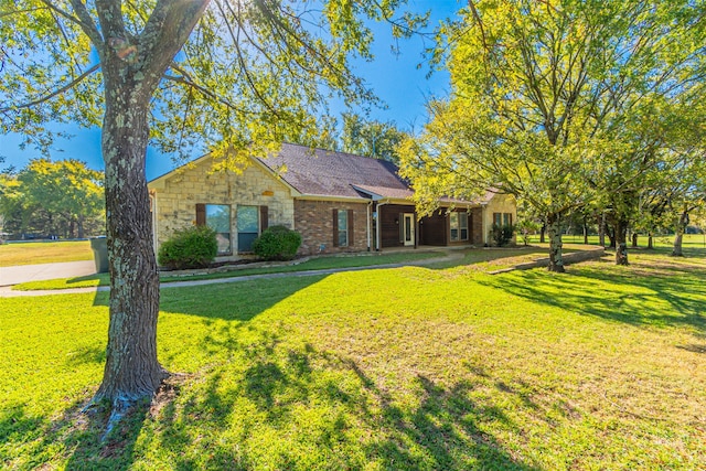 ranch-style home featuring a front lawn