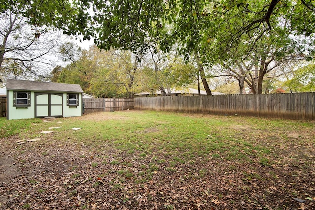 view of yard with a storage unit