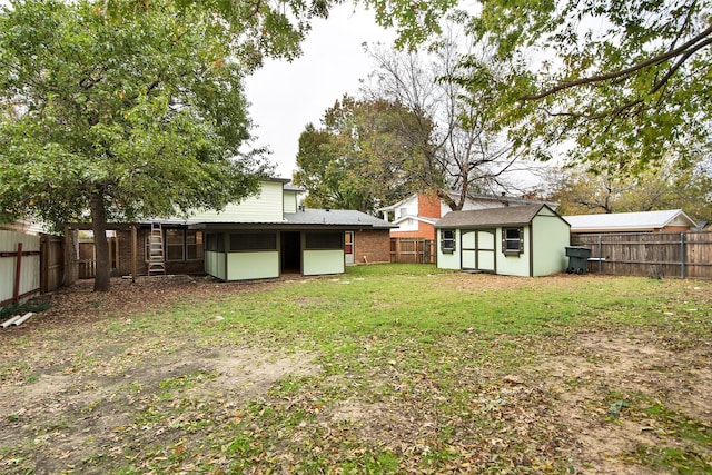 view of yard featuring a storage shed