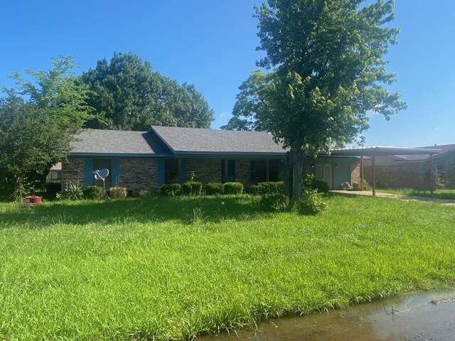 view of front of home featuring a front lawn