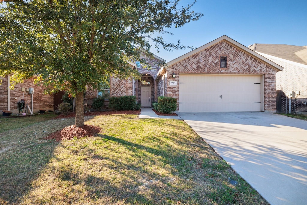 view of front of house featuring a front yard and a garage