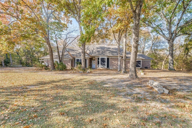 view of front of house with a front lawn