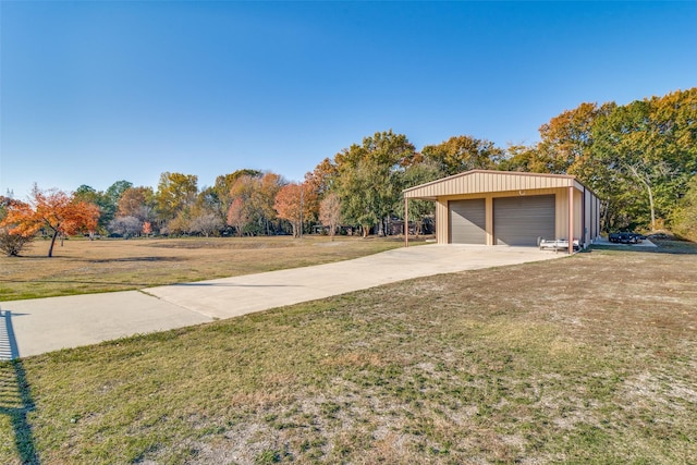 view of yard featuring a garage and an outdoor structure