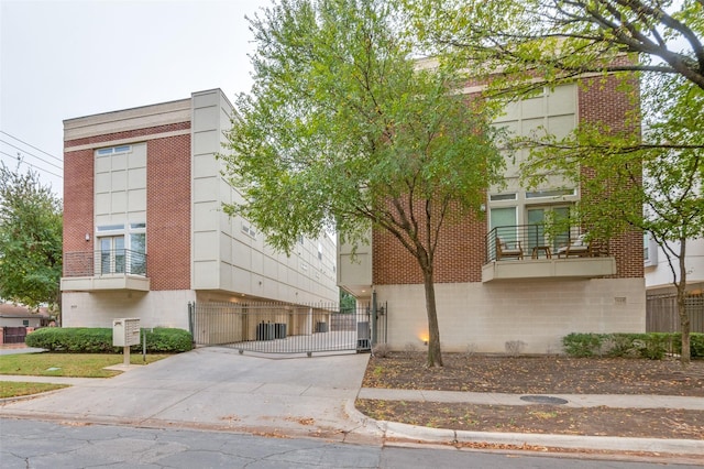 5618 Lindell Ave Unit 7, Dallas, TX 75206 - view of building exterior with driveway