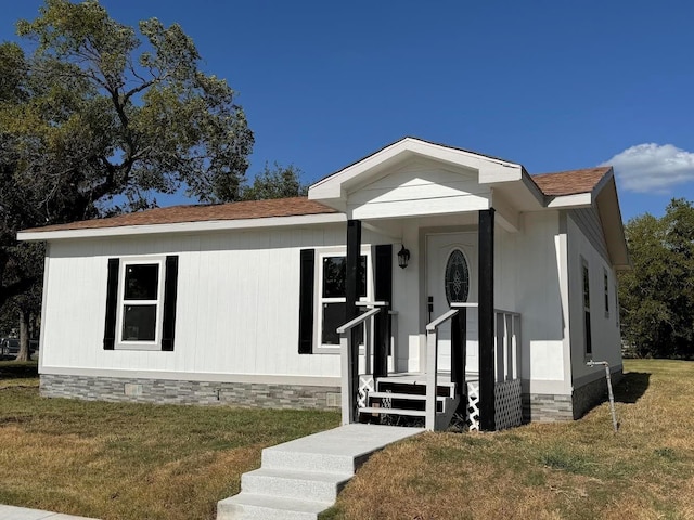 manufactured / mobile home featuring a front yard