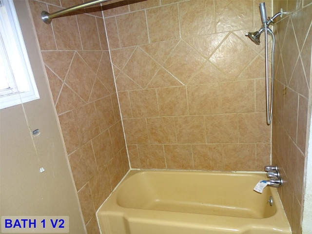 bathroom with tiled shower / bath