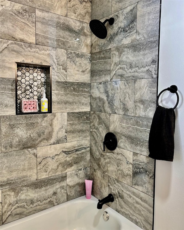 bathroom with tiled shower / bath