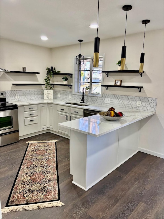 kitchen featuring white cabinets, decorative light fixtures, kitchen peninsula, and electric range