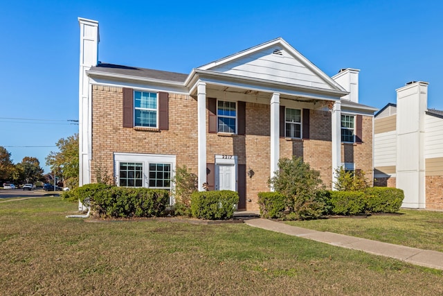 view of front facade featuring a front lawn