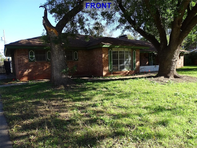 single story home featuring a front yard