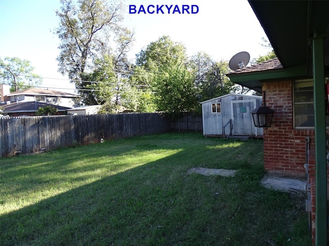 view of yard featuring a storage shed