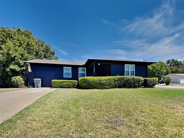 view of front of house featuring a front yard and a garage