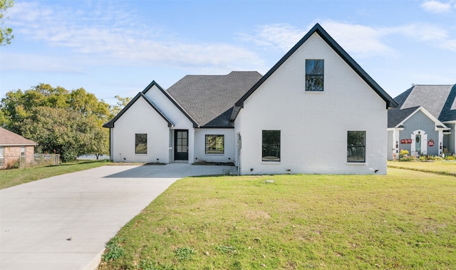 modern farmhouse style home featuring a front yard