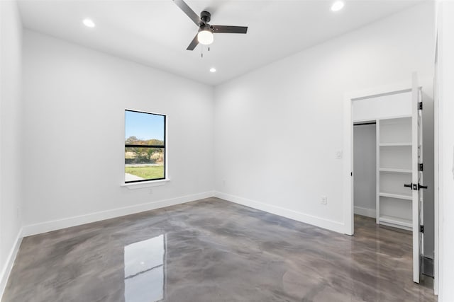 unfurnished bedroom featuring ceiling fan and a closet