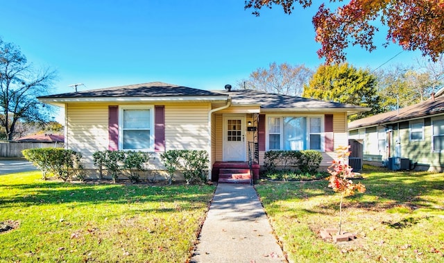 view of front of house featuring a front lawn