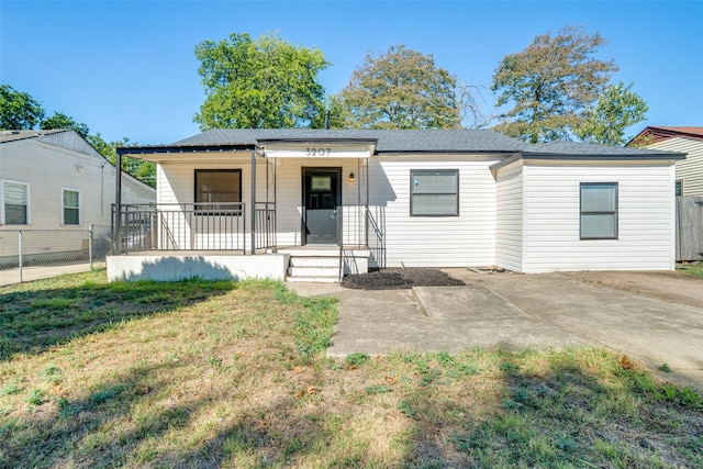 view of front of property featuring a porch and a front lawn