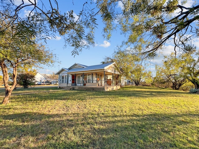 view of front of property featuring a front lawn and a porch