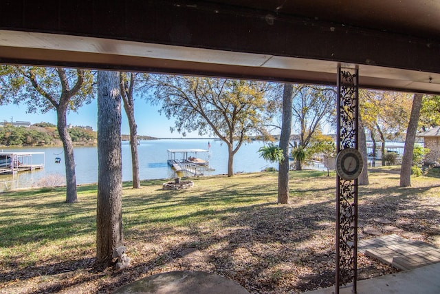 view of yard featuring a water view