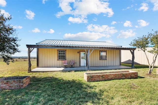 view of front of home featuring a front lawn and a porch