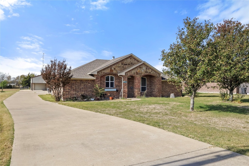 ranch-style house featuring a front lawn