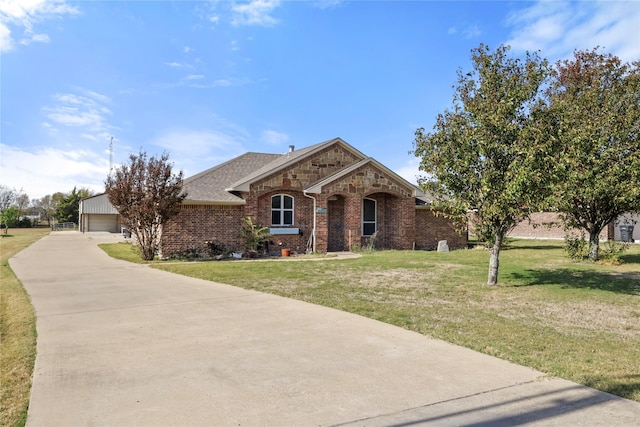 ranch-style house featuring a front lawn