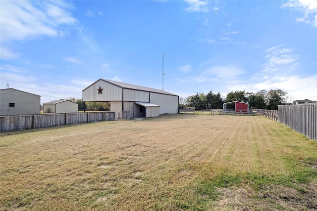 view of yard with an outdoor structure