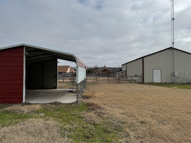 view of yard with an outdoor structure