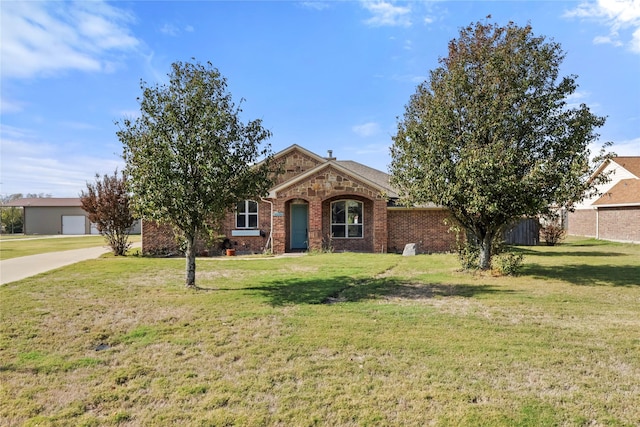 ranch-style home featuring a front lawn