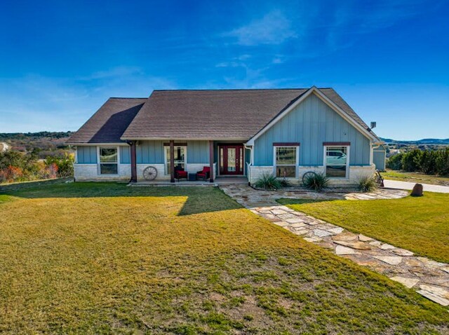 view of front of house featuring a front lawn