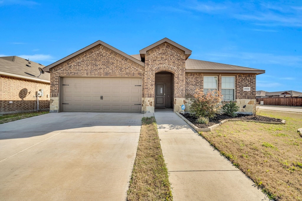 view of front facade featuring a garage and a front yard