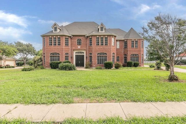 view of front of house featuring a front lawn