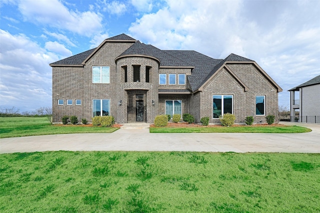 view of front facade with a front yard