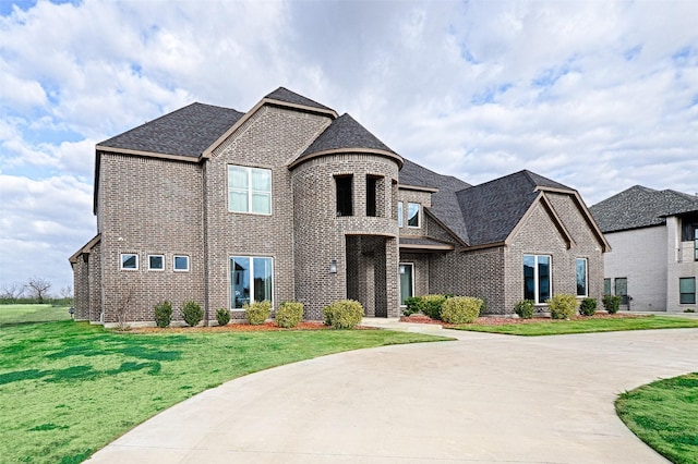 view of front of home featuring a front yard