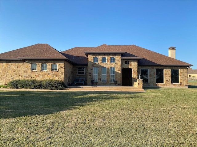 view of front facade with a front yard