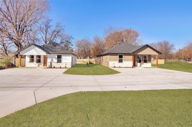 view of front of home with a porch and a front lawn