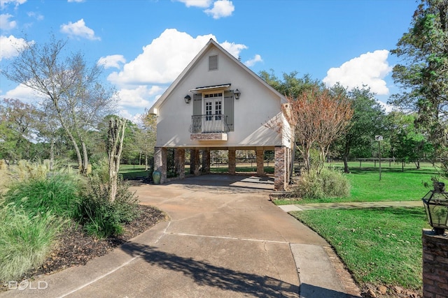 view of front of property with a carport and a front lawn