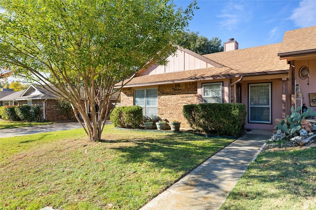 view of front of property with a front lawn