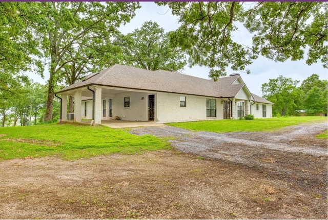 single story home featuring a front lawn