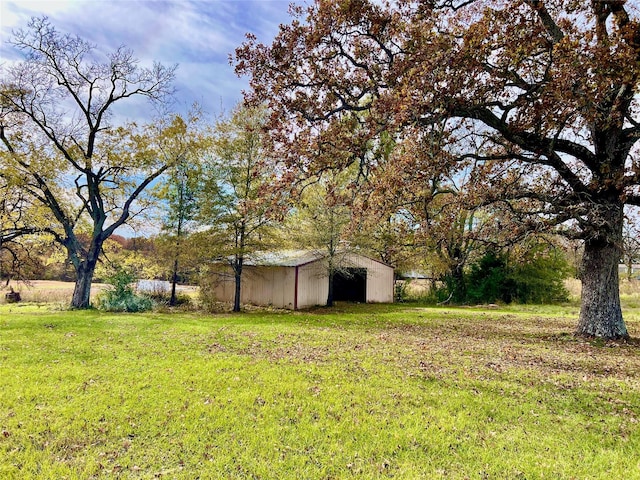 view of yard with an outbuilding